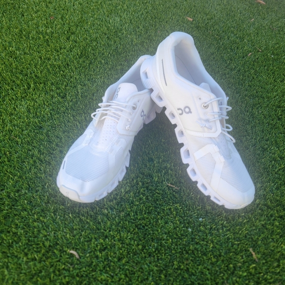 On Running Shoes - On Cloud 5 Women's Athletic White Running Sneakers Size 9.5